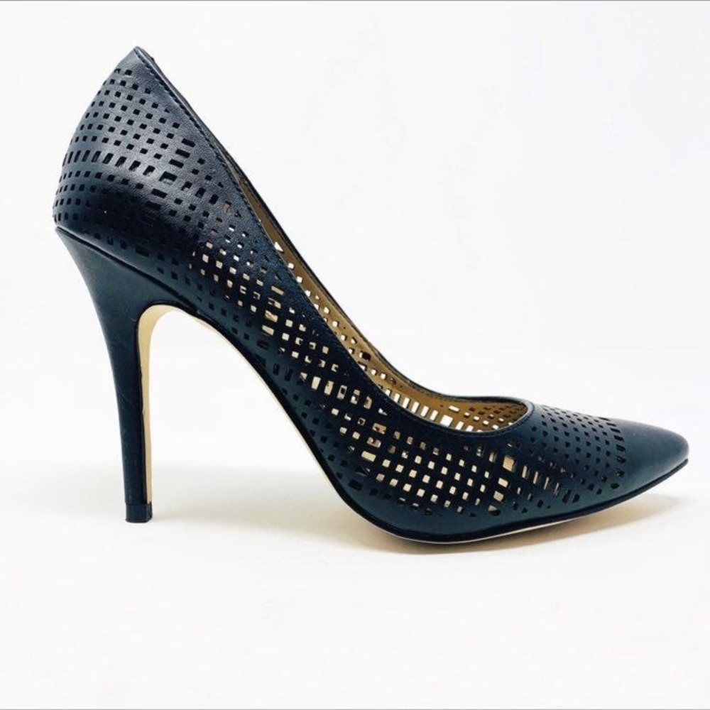 BCBG pointed heel